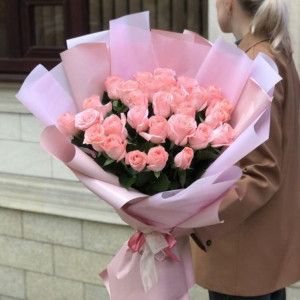 25 розовых роз в упаковке