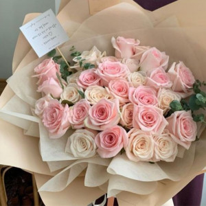 25 нежных роз микс с упаковкой