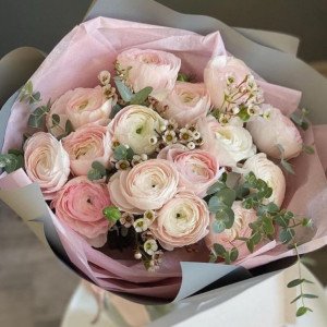Букет 15 нежных ранункулюсов