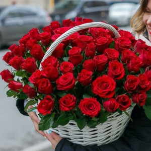 Корзина 101 красная роза с оформлением