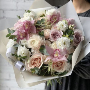 Нежный букет с розовыми орхидеями и розами