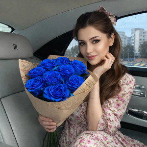 Букет 9 синих роз в крафте